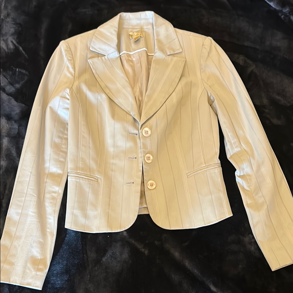 Cream Tailored Blazer with Notched Lapels and Textured Fabric